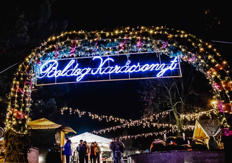 Áldott, békés ünnepeket és boldog új esztendőt kívánunk! 